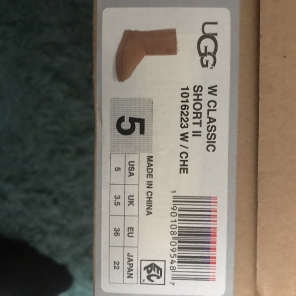 Ugg boots size 5 classic short 2 - Picture 2 of 4
